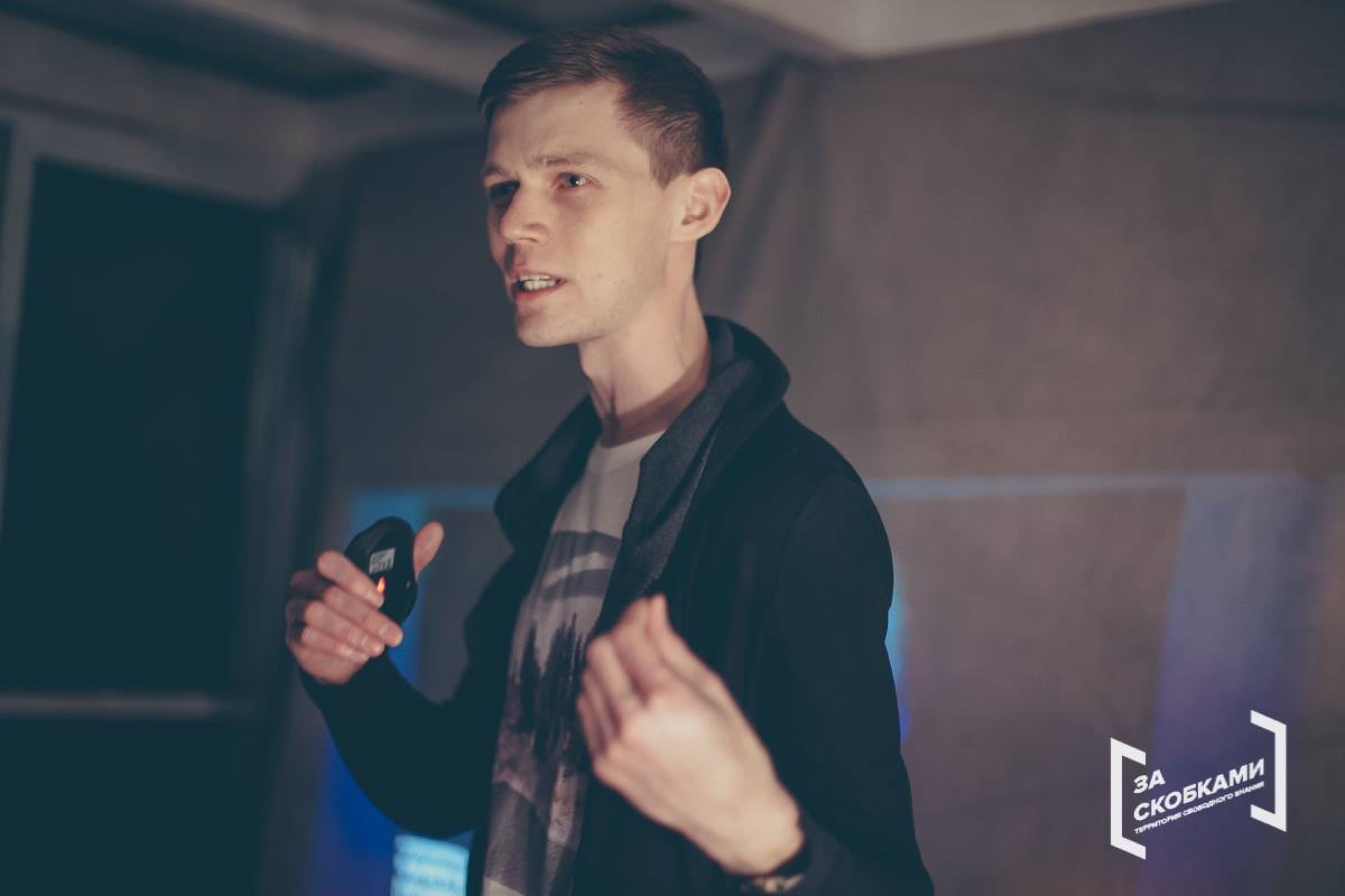 Alex Lindholm speaking during a project session