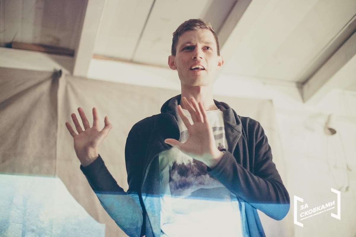 Alex Lindholm speaking during an interactive session