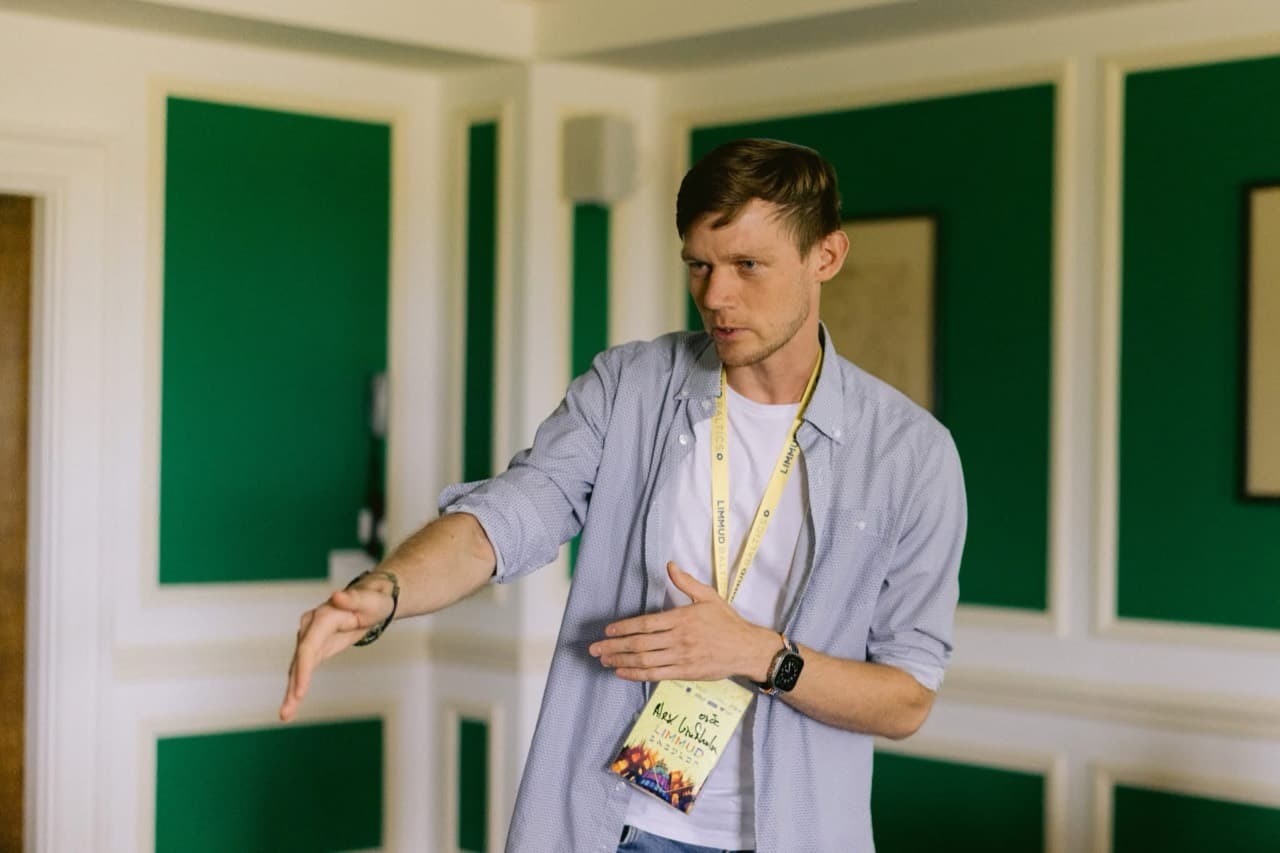 Alex Lindholm leading an interactive discussion connected to the Will AI Replace a Rabbi lecture